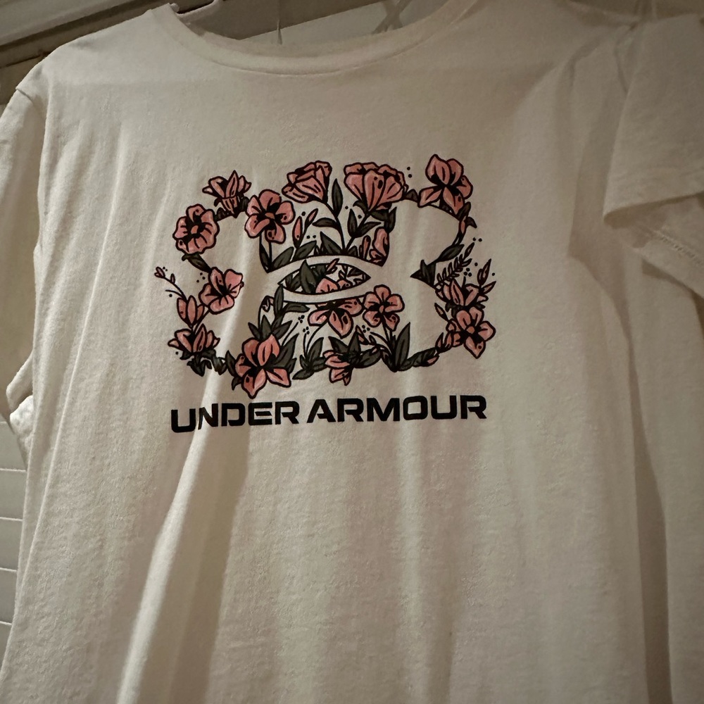 Like new women’s size XL under armour T shirt